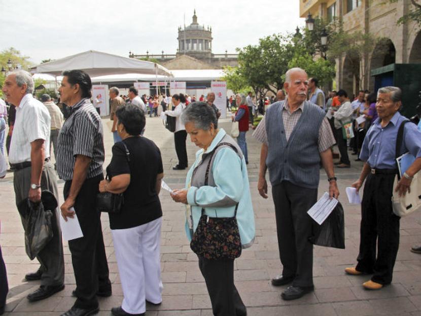 Hacia 2050 al menos una cuarta parte de la población mexicana dependerá de una pensión social. Foto: Especial