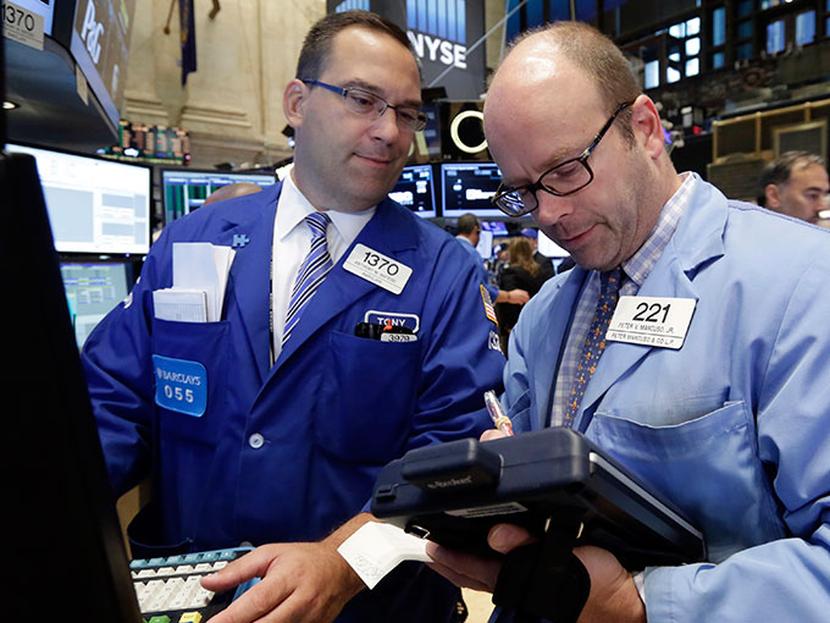 Los principales índices de las acciones de Wall Street revirtieron una fuerte caída previa después de que las preocupaciones por la economía dieron paso a un sólido repunte en los sectores energía e insumos básicos. Foto: AP