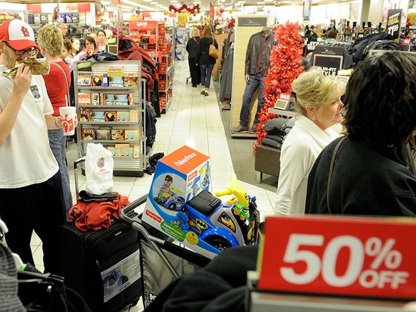 Parte de la caída en las ventas se debió a una reacción negativa de que algunas tiendas abrieran durante todo el Día de Acción de Gracias. Foto: AP