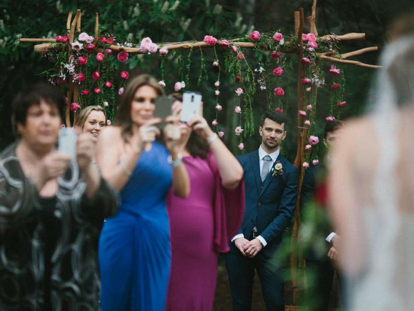 Las bodas deberían ser libres de celulares, dice el fotógrafo. Foto: Thomas Stewart