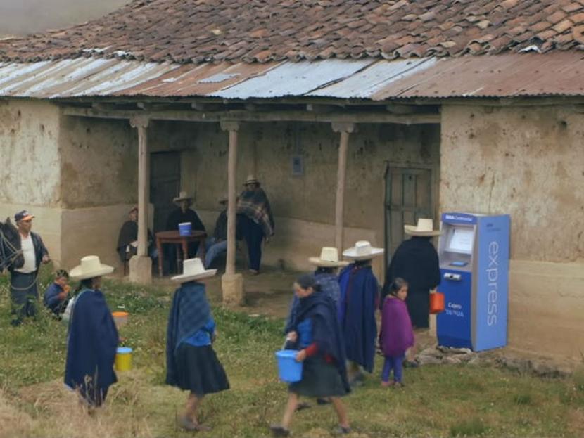 El banco instaló en la comunidad un cajero automático que en lugar de dar dinero, da agua de manera gratuita. Foto: BBVA Continental
