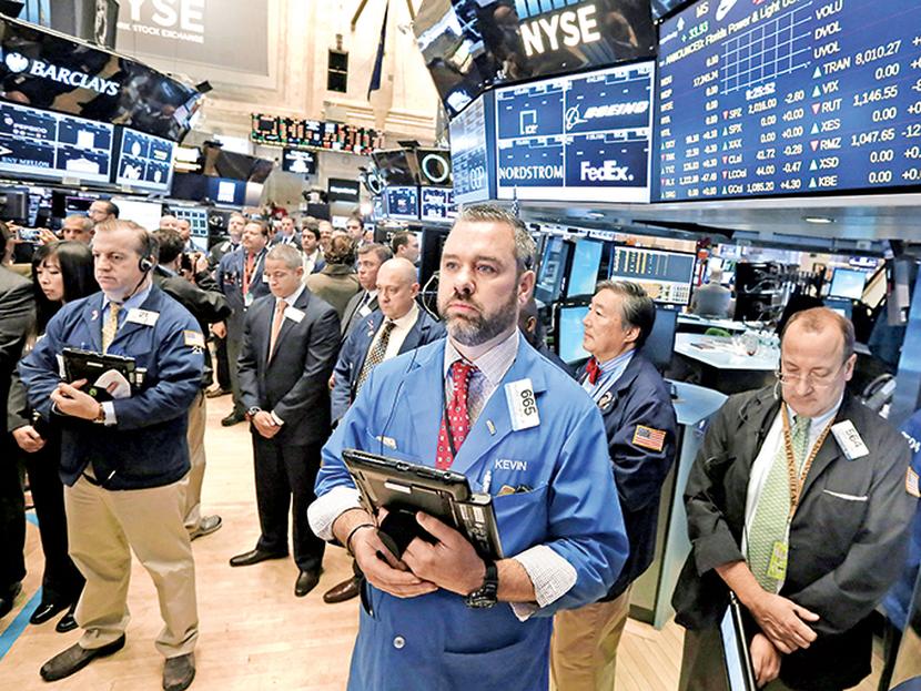 Antes del campanazo que dio inicio a la jornada bursátil se guardó un minuto de silencio en la Bolsa  de Nueva York (NYSE). La incertidumbre por las tensiones geopolíticas no se reflejaron en la jornada. Foto: AFP