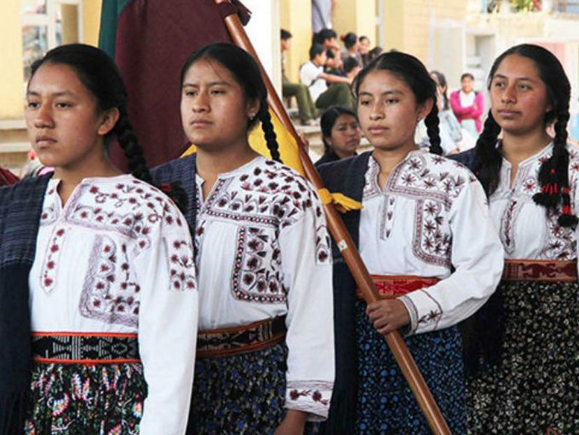 La firma de ropa francesa Antiquité Vatic ha iniciado un juicio en el que reclama como suyo el diseño de los bordados de las blusas de la comunidad Mixe de Oaxaca. Foto: Change.org.
