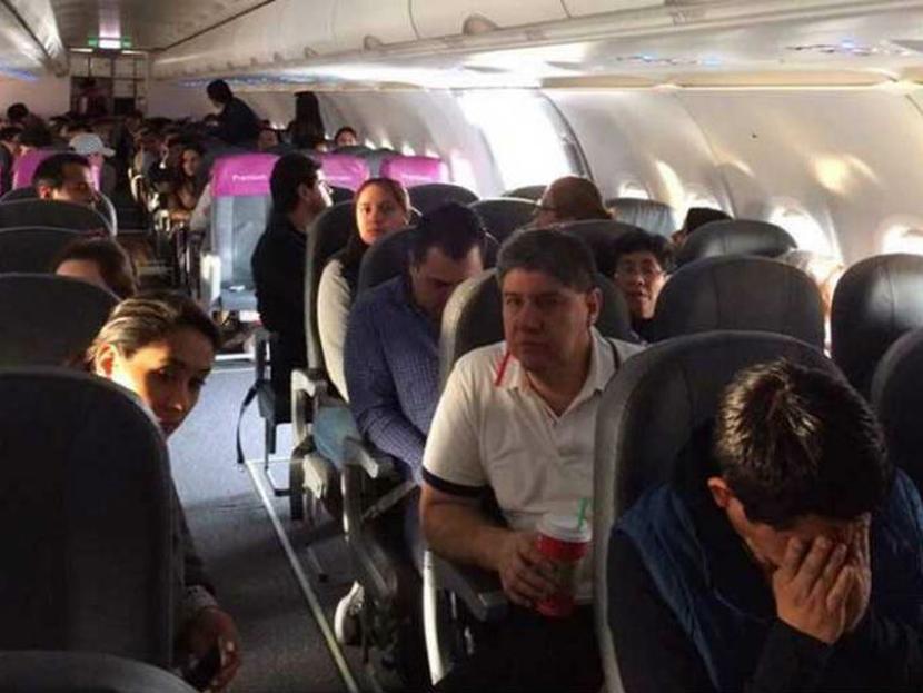 Evacuan avión en el Aeropuerto del DF. Fotografía: @cartuzo 