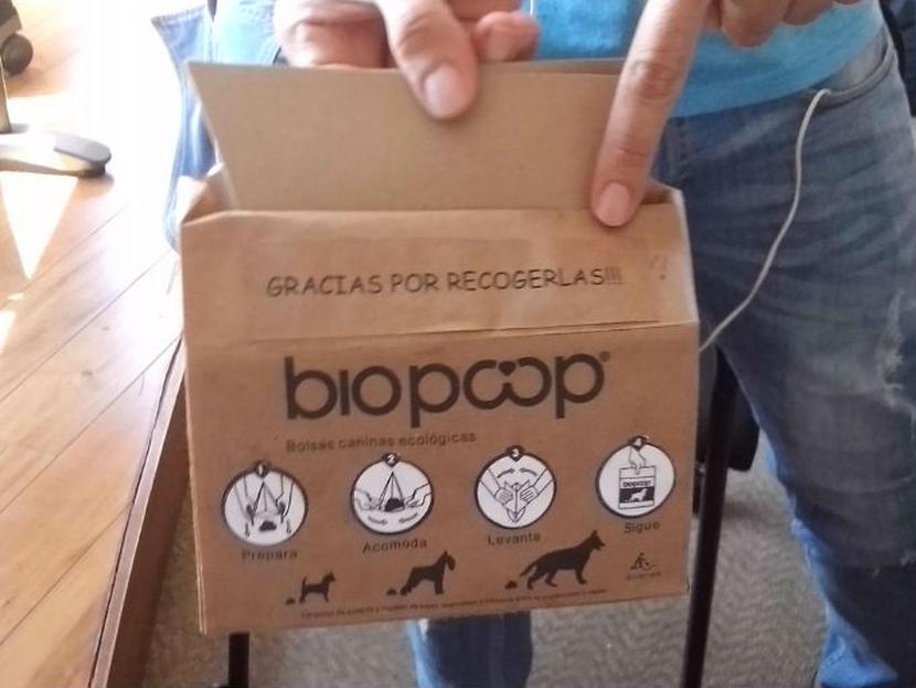 Este emprendedor mexicano inventó una bolsa para recoger las heces de las mascotas que salen a pasear a la calle. Foto: Biopoop.