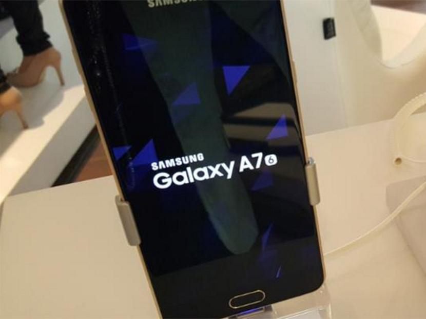 El precio del Galaxy A5 será de 8 mil 699 pesos y el del A7 de 10 mil 499 pesos, mientras que para mayo próximo esperan tener listo el modelo A3.