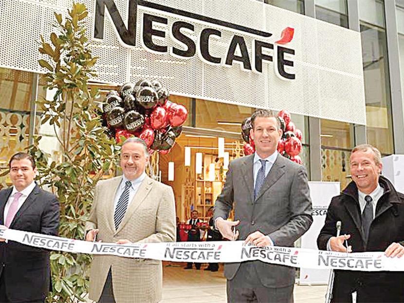 Philipp Navratil, VP de Cafés y Bebidas, (tercero de izquierda a derecha) y otros directivos inauguraron la cafetería en Polanco.  Foto: Especial
