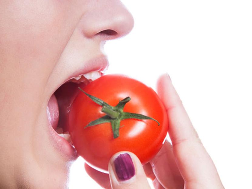 Los tomates tienen el compuesto activo licopeno y tomatina, alta capacidad antioxidante que reduce la incidencia de patologías cancerosas en próstata, tracto digestivo y colorrectal; evita que procesos de degeneración celular deriven en cáncer. Foto: Thinkstock