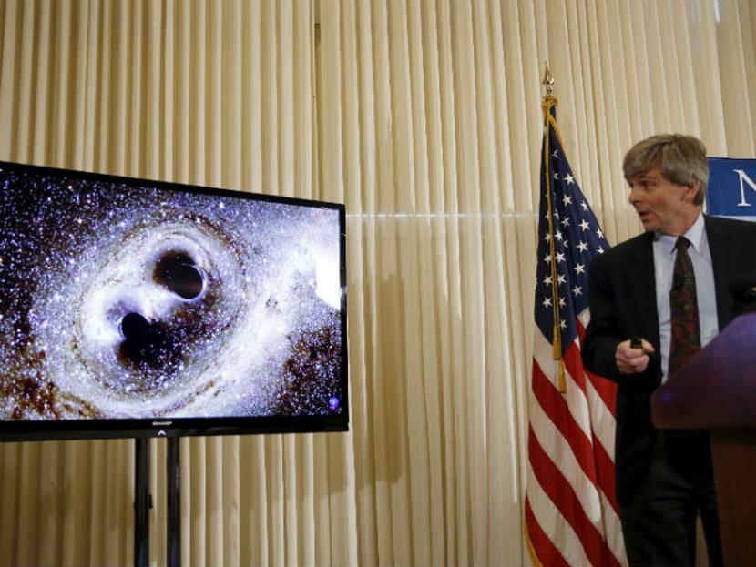 Los investigadores dijeron que detectaron las ondas emitidas por dos agujeros negros que orbitaban uno alrededor del otro y que colisionaron. Foto: Reuters