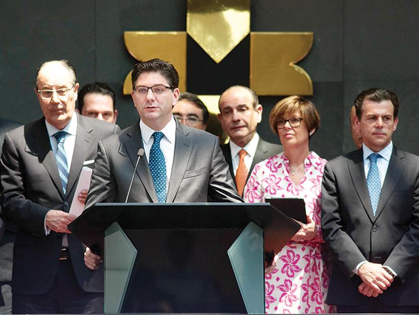 Jaime Ruiz Sacristán, presidente de la BMV; Jaime González Aguadé, titular de la CNBV, y Valérie Urbain, CEO de Euroclear Bank. Foto: David Hernández  