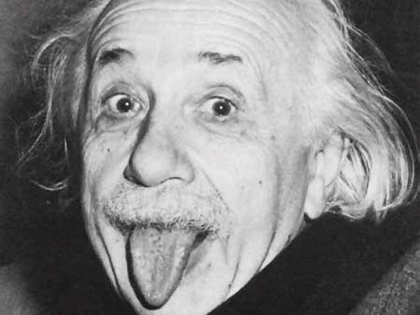 Albert Einstein saca la lengua 