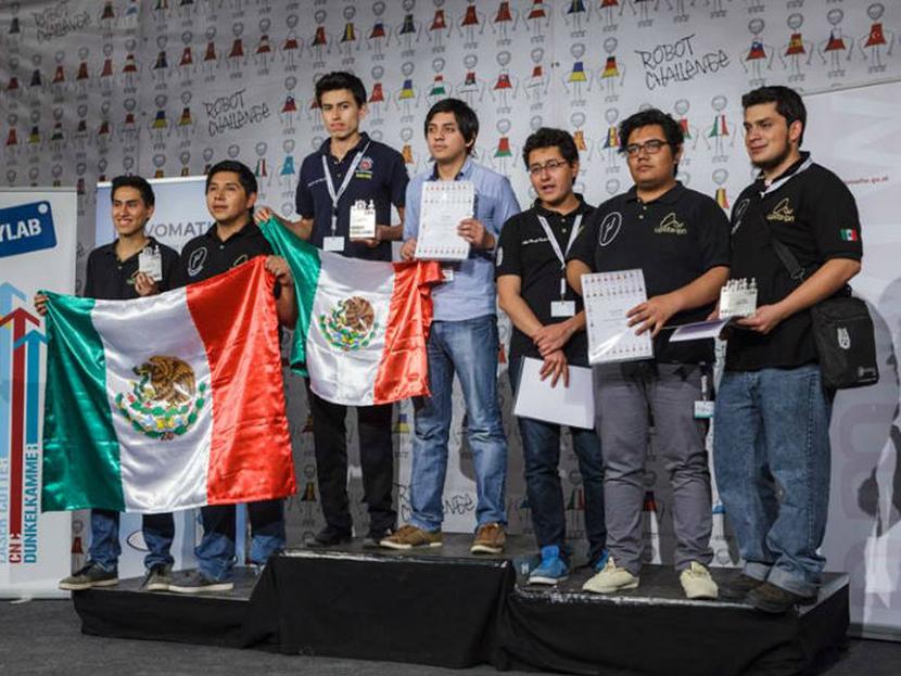 Durante su participación, en la que compitieron contra dos mil robots de 56 países, los alumnos del TecNM también obtuvieron las medallas de plata y bronce con los robots Mayk y El Chavo. Foto: Facebook.