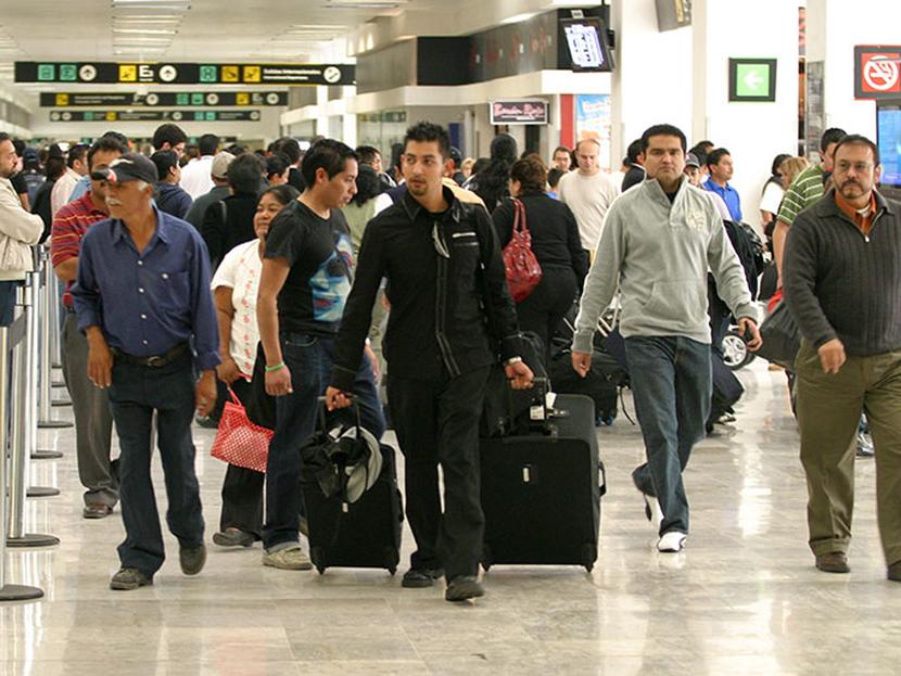 Para vuelos largos de más de 12 horas, lo más importante para el mexicano es comer bien, así lo dice el 64% de un sondeo. Foto: Cuartoscuro