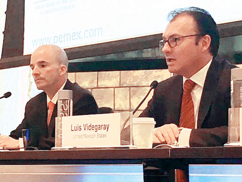 PEMEX DAY.- José Antonio González, director de Pemex (izquierda), y Luis Videgaray en el encuentro en Nueva York. Foto: Especial