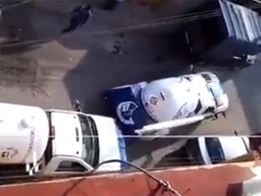 Luego del choque, uno de los videos muestra a empleados que golpean una de las unidades. Foto: Youtube