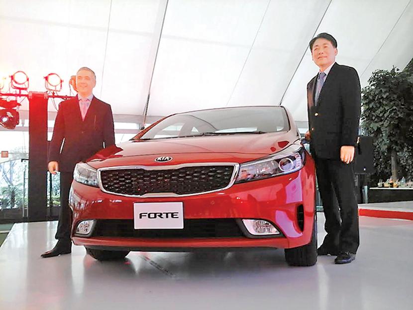 Horacio Chávez, director general de KIA México, y Tae Jin Park, head of Sales de KIA Motors, en la presentación del Forte.  Foto: Alexa Villavicencio
