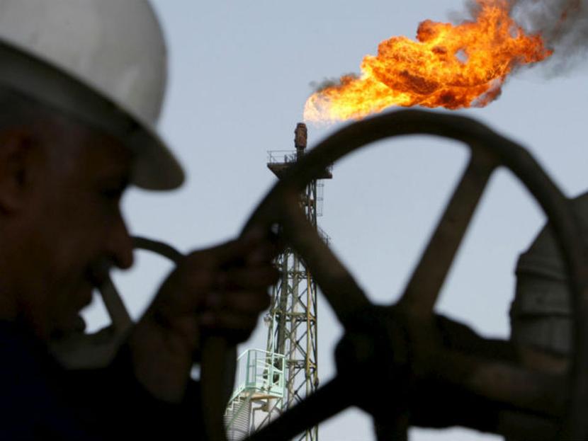 Los precios del petróleo suben por primera vez en la semana. Foto: Reuters