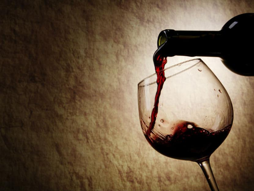 Un estudio de 2012 sostiene que la ingesta diaria de media copa de vino contribuye a cuidar la salud. Foto: Especial