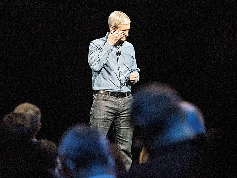 “Tenemos que celebrar nuestra diversidad, sabemos que ella nos hace más fuertes. Por favor levántense y únanse en un momento de silencio.” Tim Cook , CEO de Apple. Foto: AFP