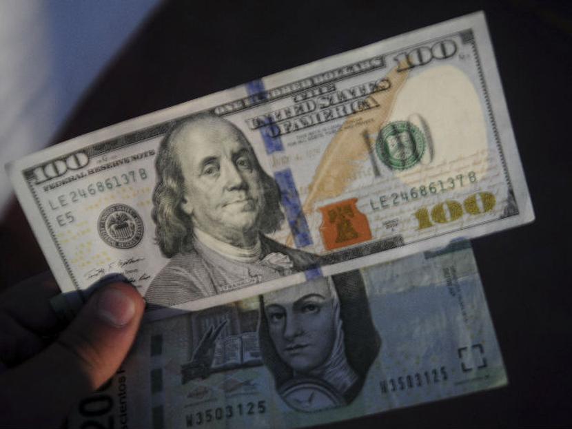 Al inicio de la sesión cambiaria en bancos de la Ciudad de México, el dólar libre se ofrece hasta en 18.85 pesos. Foto: Cuartoscuro.