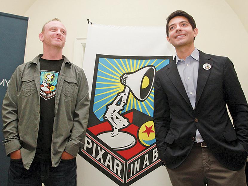 Joshua Hollander (izquierda)  director de Proyectos Especiales de Pixar, y  Rolando Núñez, director  para América Latina de esa organización sin fines de lucro, durante la presentación de la plataforma.  Foto: Notimex