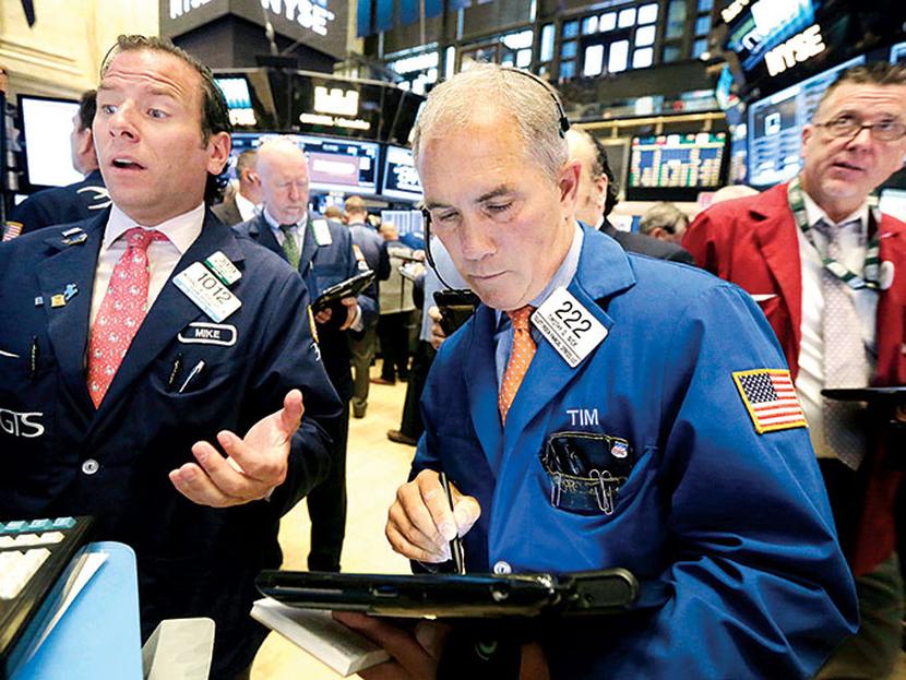 El mercado accionario de Estados Unidos puso fin a una racha de máximos históricos en los índices S&P 500 y el Dow Jones, donde el sector tecnológico fue uno de los más afectados. Foto: AP