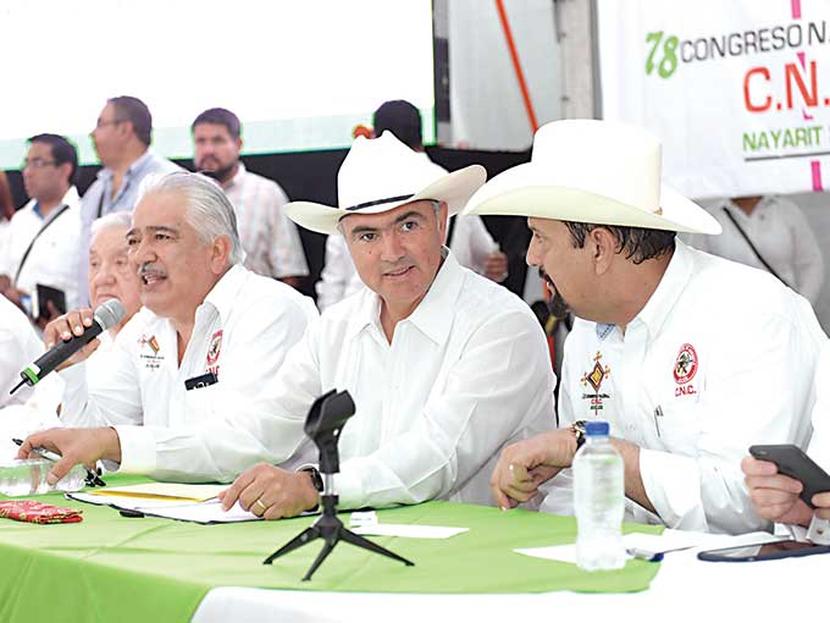 El secretario de Agricultura, José Calzada (al centro), en mesa  de trabajo del congreso nacional de la confederación campesina. Foto: Especial