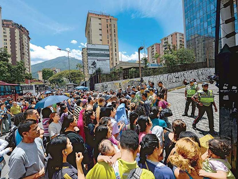 Las imágenes de venezolanos haciendo fila para conseguir alimentos se han convertido en cotidianas.  Foto: AFP