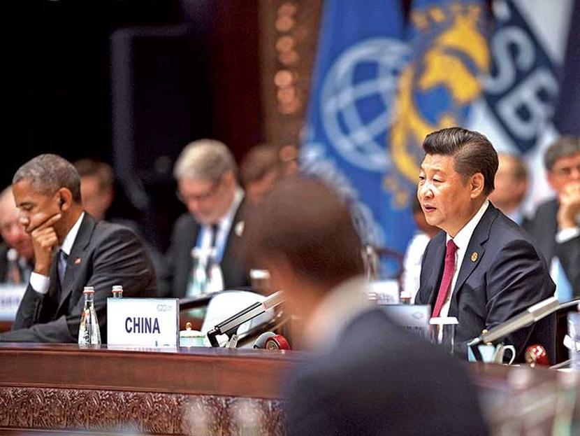 El presidente de China (centro) Xi Jinping, ayer en la inauguración de la cumbre del G20. A la izquierda  lo escucha Barack Obama, mandatario de EU, y a la derecha el gobernante de Rusia, Vladimir Putin. Foto: Reuters