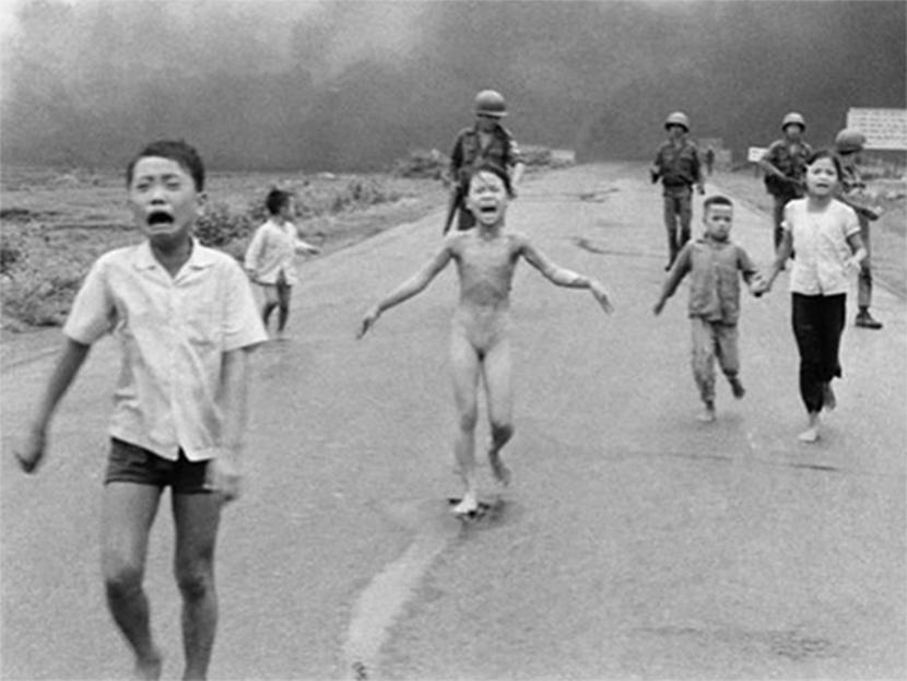 La fotografía tomada en 1972 por el noruego Nick Ut se convirtió en una de las imágenes más representativas de la Guerra de Vietnam. Foto: AP