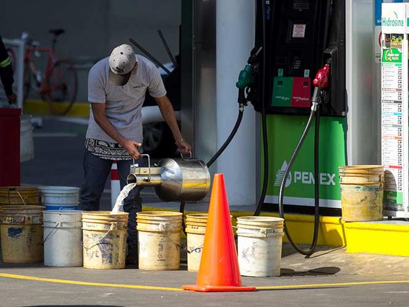 la gasolina y el diésel son altamente flamables, por lo que transportarlos y/o almacenarlos en bidones es muy peligroso. Foto: Cuartoscuro.