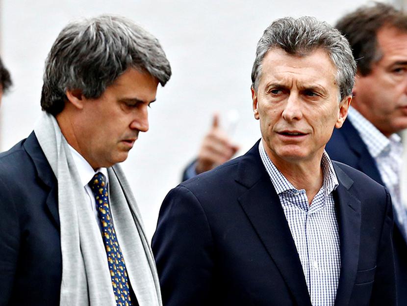 Prat-Gay fue quien eliminó estrictas regulaciones cambiarias de Argentina y también fue clave para concretar un acuerdo con acreedores de deuda impagos. Foto: Reuters