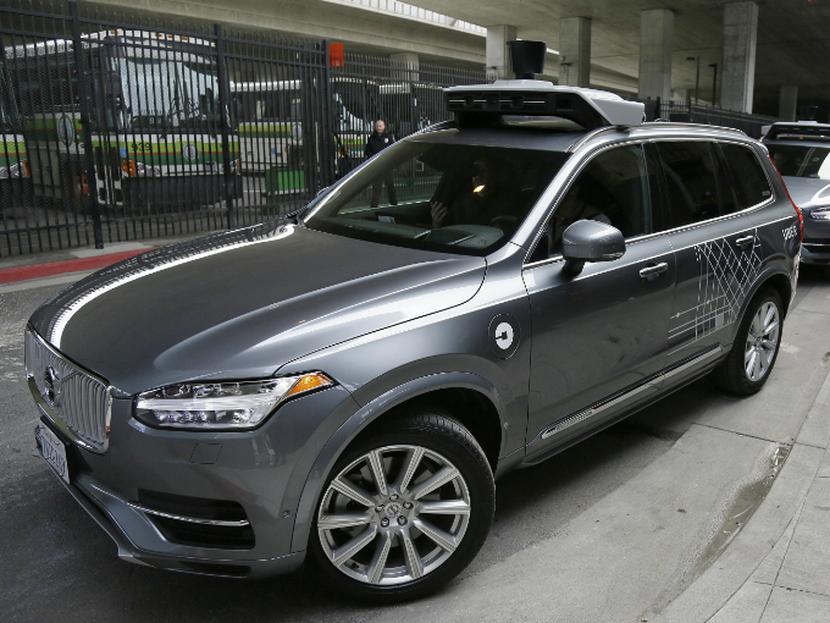 Las leyes de California requieren un permiso de pruebas para prototipos de vehículos autónomos y Uber no lo tiene. Foto: AP.