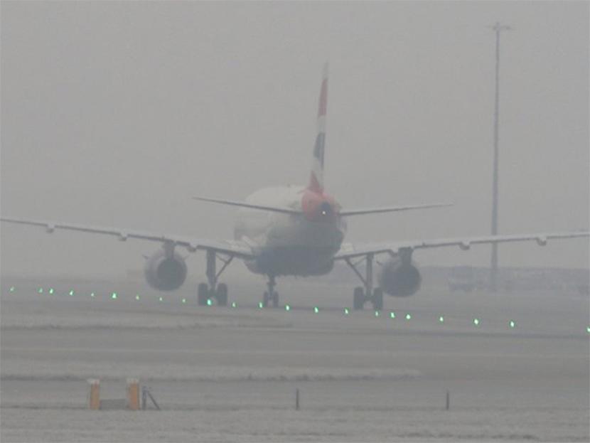 Un avión de British Airways entre la niebla en el aeropuerto de Heathrow, Londres.