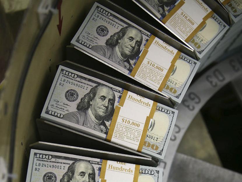 El dólar estadounidense cerró 20 centavos más caro que el precio registrado el viernes. Foto: Archivo