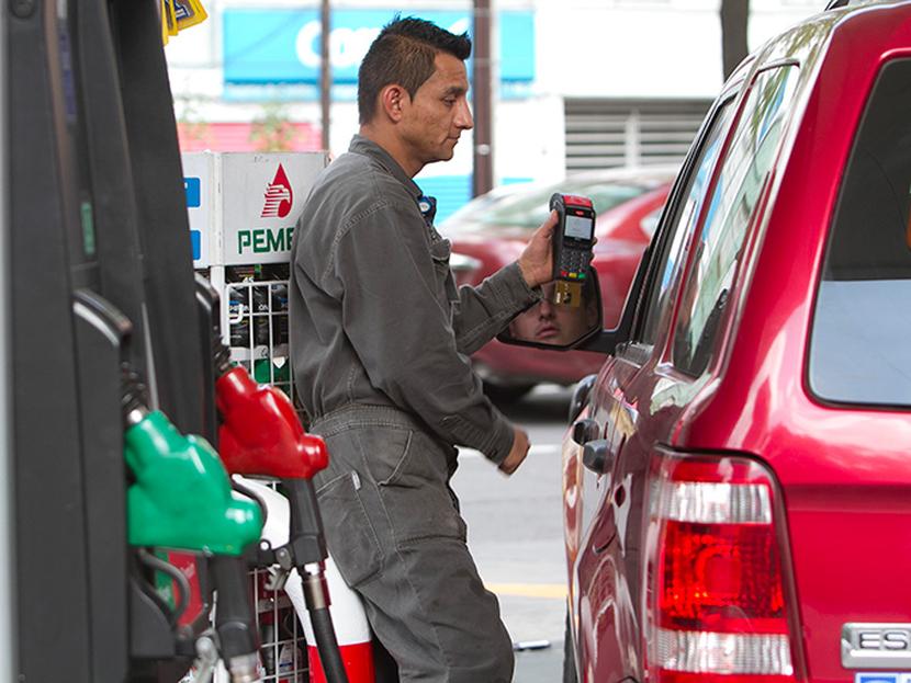 La estrategia de Calderón fue empezar a desmantelar el esquema de subsidios a la gasolina con aumentos graduales en los precios de los combustibles con el fin de acercarlos a los precios internacionales. Fue el llamado 