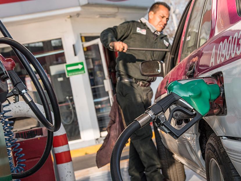 El precio internacional de gasolinas permitió que mañana, los precios de los tres combustibles bajen 2 centavos. Foto: Archivo Cuartoscuro