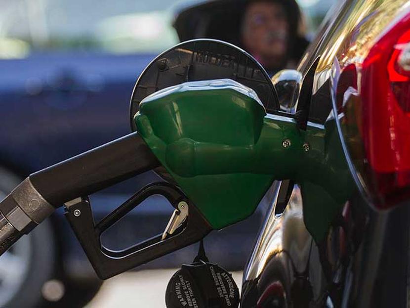 La decisión de posponer dos semanas el ajuste en los precios de las gasolinas fue política. Foto: Archivo