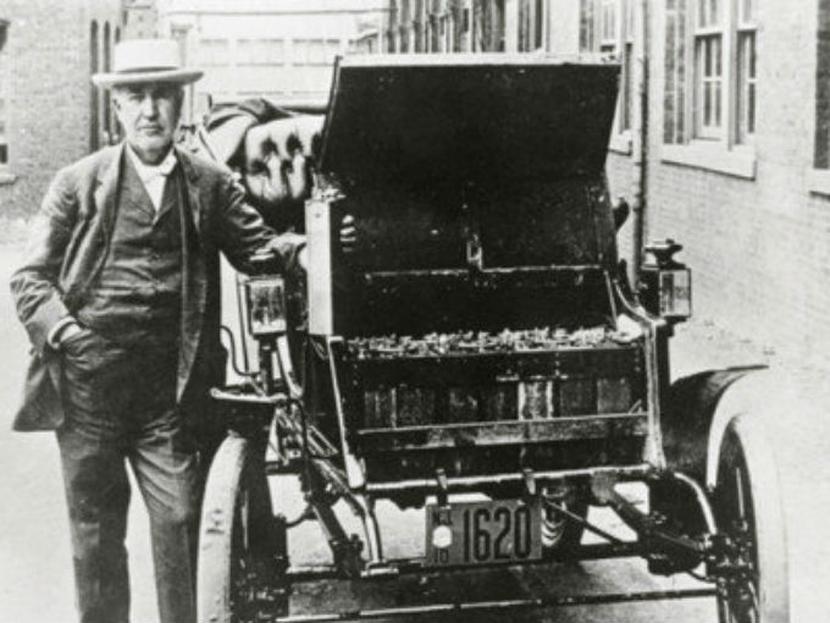 Thomas Edison con un coche eléctrico. Foto: BakerLow