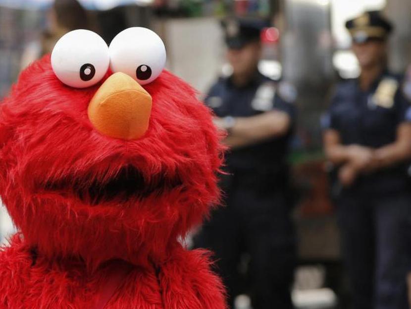 Elmo queda sorprendido tras la medida. Foto: Redes Sociales