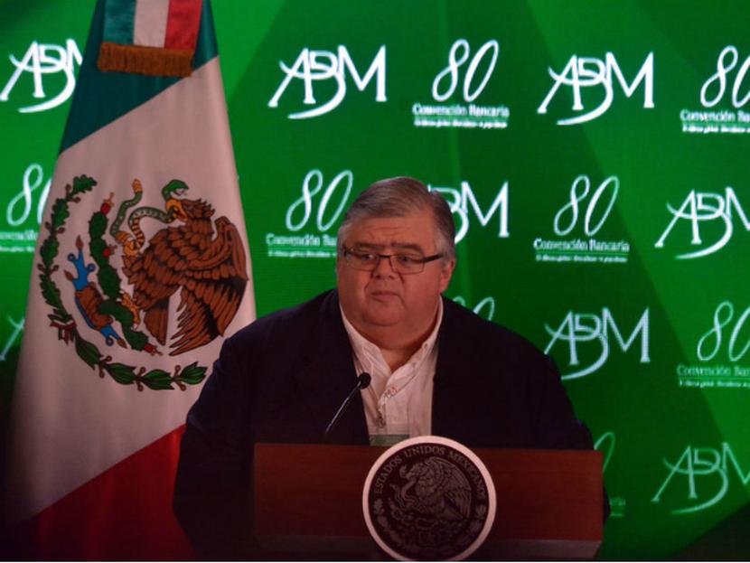 El gobernador del Banco de México, Agustín Carstens, recibió el “Mazo Honorífico” de los banqueros. Foto: Especial