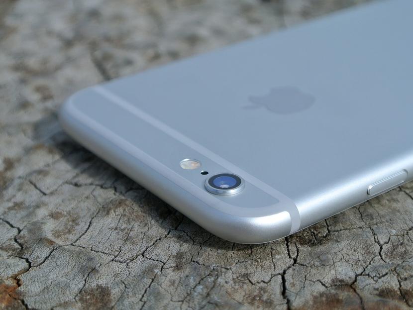 Puede que no te hayas fijado, pero varios modelos de iPhone tienen en su carcasa unas franjas blancas. Foto: Pixabay.