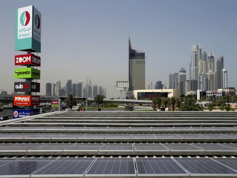 Emiratos Árabes Unidos abrió en Dubái la primera gasolinera solar del país. Foto: AP