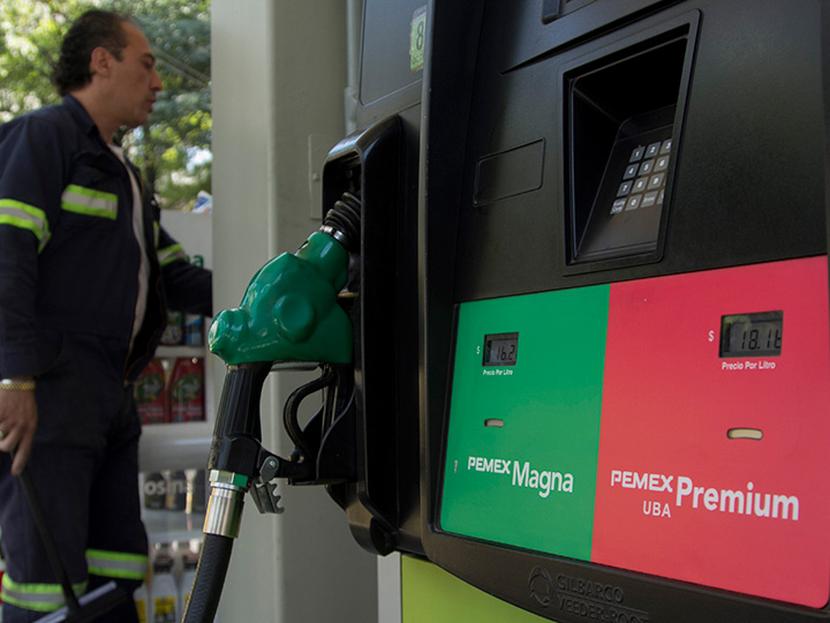 Los precios máximos para la gasolina Magna bajarán un centavo, la Premium, tres centavos y el diésel, dos centavos menos para situarse en 16.51, 18.26 y 17.46 pesos por litro, respectivamente. Foto: Cuartoscuro