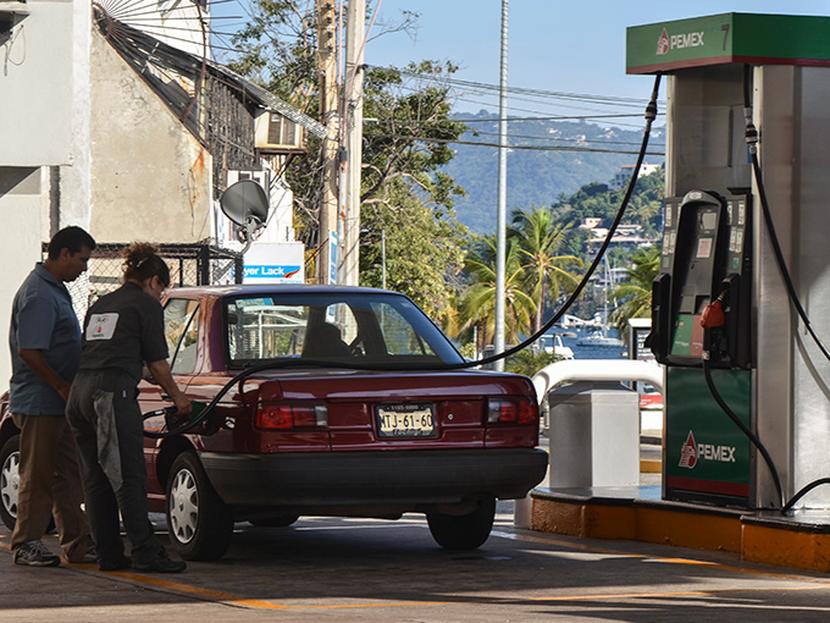 Los precios máximos de las gasolinas de bajo y alto octanaje permanecerán en 16.53 y 18.28 pesos, en tanto que el diésel quedó en 17.49 pesos por litro. Foto: Archivo Cuartoscuro