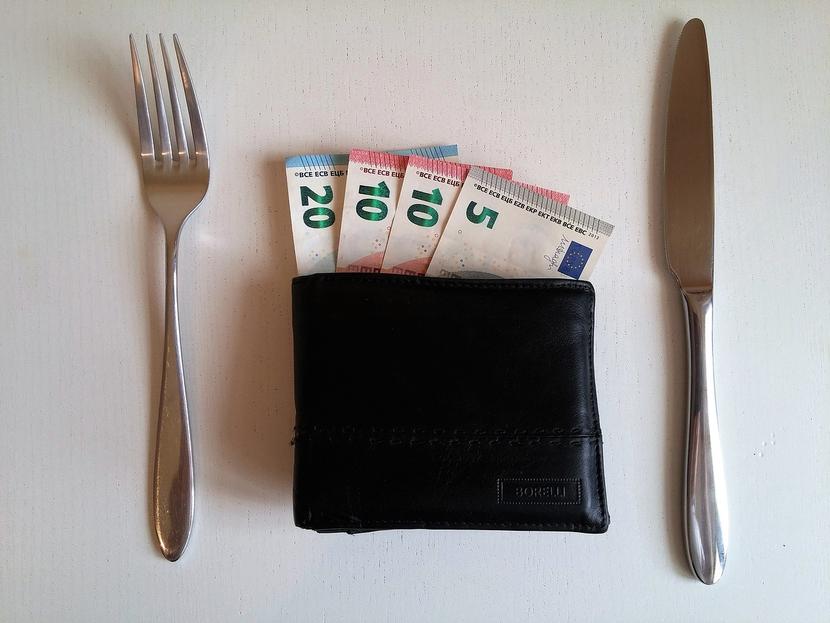 Los gastos hormiga en comida son muy comunes, por ejemplo, cuando sales a un restaurante y no miras los precios de la carta. Foto: Pixabay.
