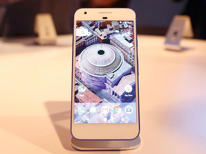 Los teléfonos Galaxy de Samsung Electronics Co Ltd tienen la pantalla flexible y se espera que Apple Inc comience a usarla al menos en algunos de sus próximos modelos de iPhone. Foto: Reuters