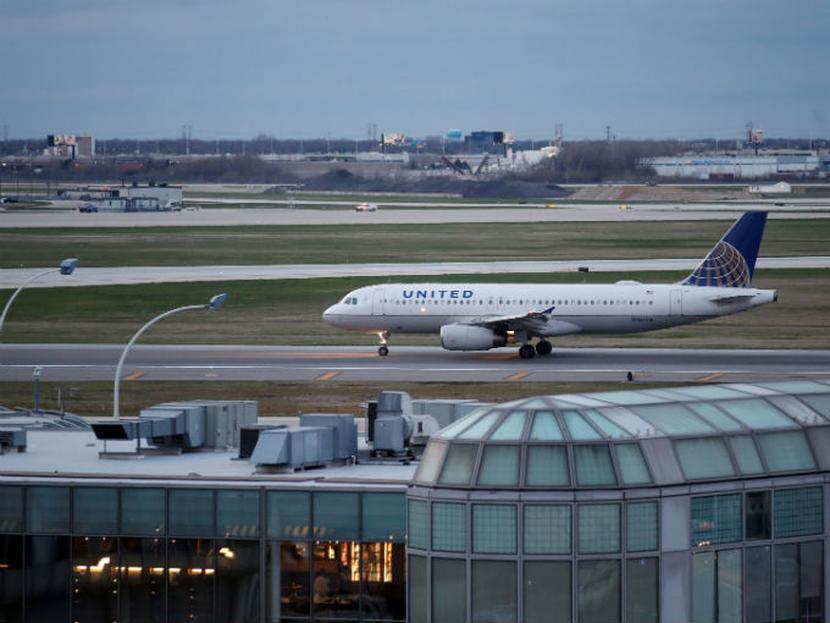 El abogado dijo que el video mostró un ejemplo extraordinario de algo que sucede con demasiada frecuencia: las aerolíneas que sobrevenden sus vuelos y luego sacan a los pasajeros dándoles una compensación. Foto:Reuters