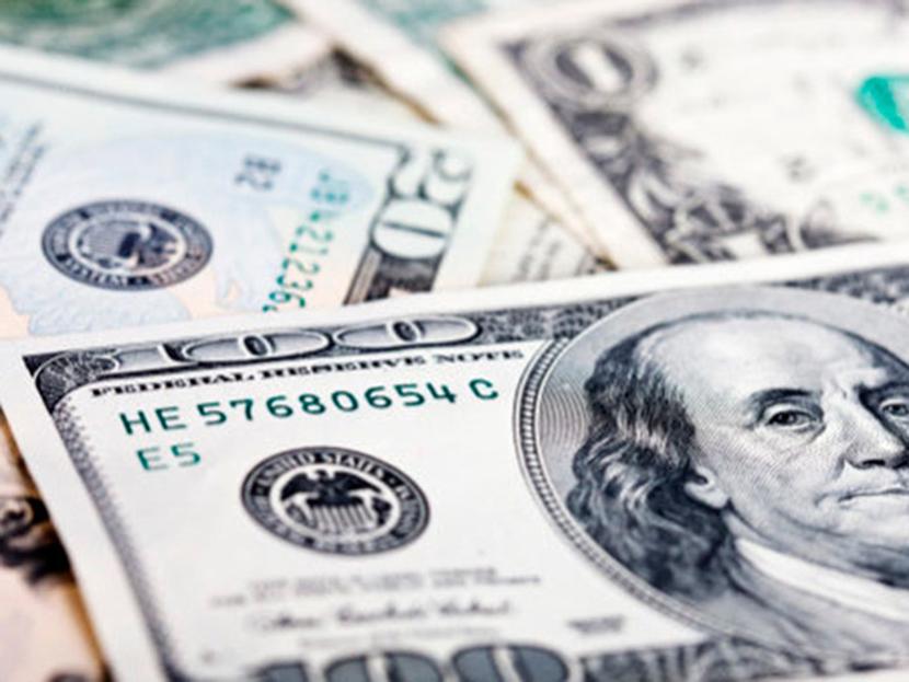 El dólar estadounidense se compró en un precio mínimo de 17.55 pesos en sucursales bancarias de la capital del país. Foto: Getty