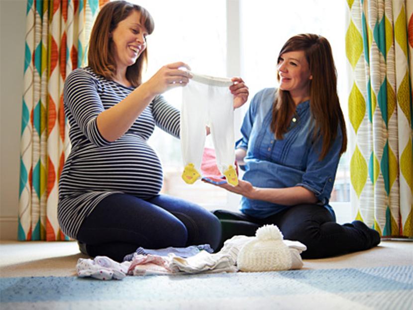 Te compartimos algunas ideas para mimar a la futura mamá en este Día de la Madre. Foto: Getty